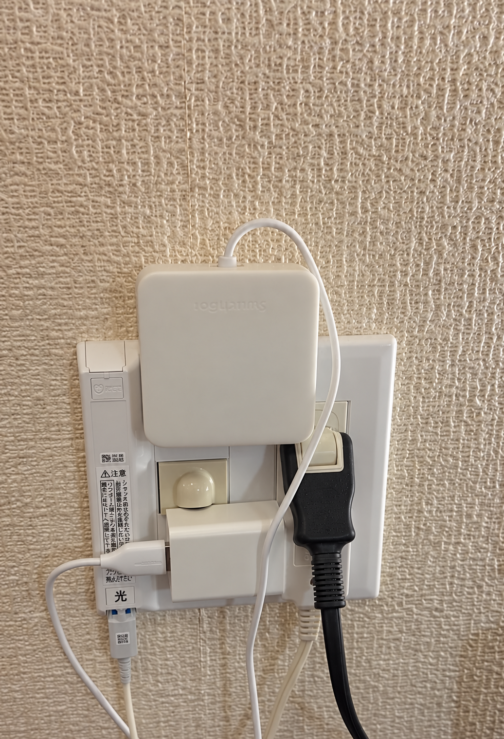 コンセント付近に設置したSwitchBotハブミニ