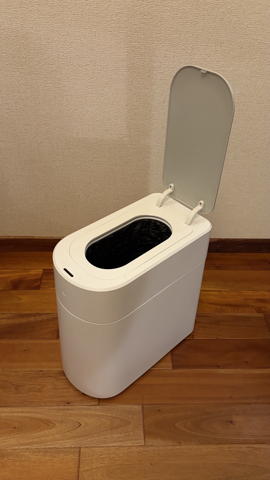 ふたが開いた状態。自動開閉と、ボタンで開けたままにする動作は下の動画で確認できます。